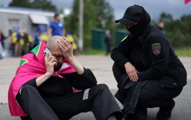 "Не носил в плену, ждал свободы": военный показал носки с надписью "ГПСУ" с "Азовстали"