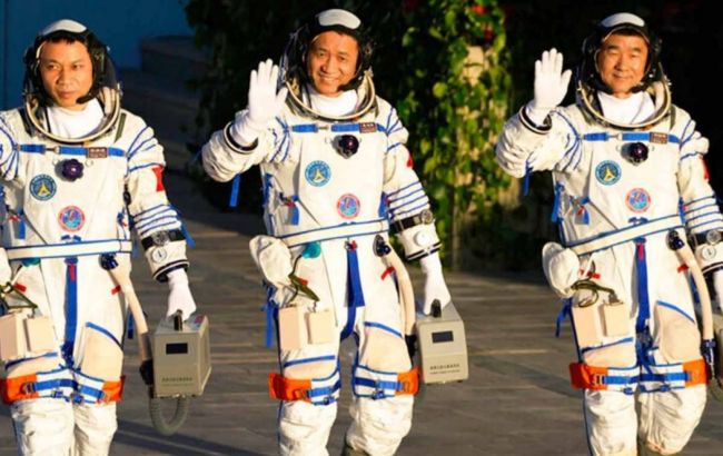 Китайские астронавты вышли в открытый космос