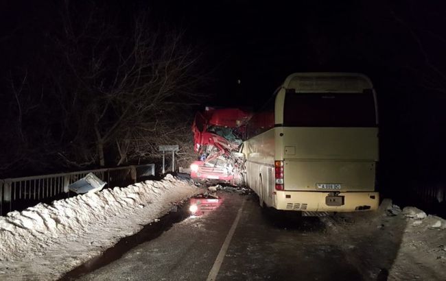 У Чернігівській області на мосту зіткнулися пасажирський автобус із вантажівкою