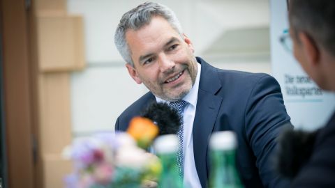 Канцлер Австрії заразився коронавірусом