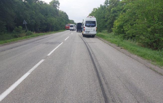 Под Днепром перевернулся автобус с людьми: есть погибший, много раненых (фото)