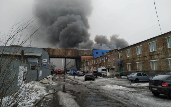 В Киеве возле Дарынка горят склады