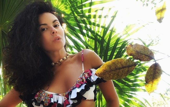 Глаза горят: Каменских с огромным букетом роз восхитила сеть