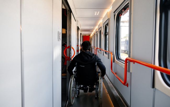 "Укрзалізниця" показала перший вагон для пасажирів на візках: душ, підйомник і купе з супроводом