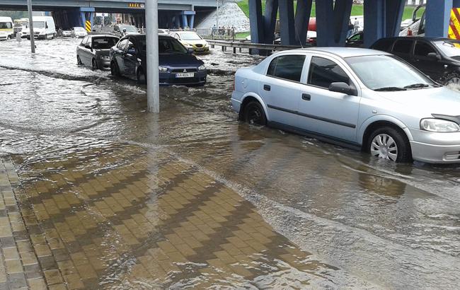 Через негоду у Києві біля метро "Лівобережна" затопило дорогу, утворився затор