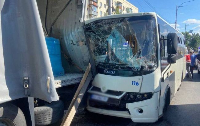 У Києві маршрутка протаранила вантажівку: перші деталі від поліції (фото)