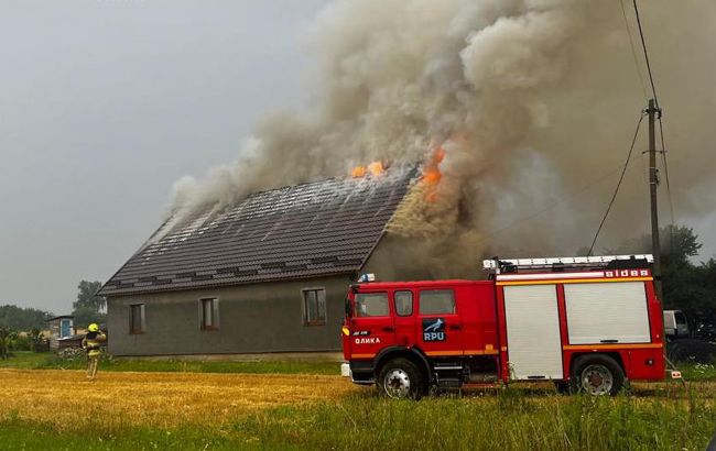 Блискавка влучила в будинок на Волині: мати з трьома дітьми дивом врятувалася