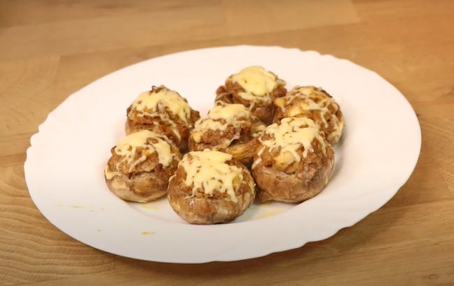 Фаршированные шампиньоны с сыром: невероятное блюдо с простыми ингредиентами