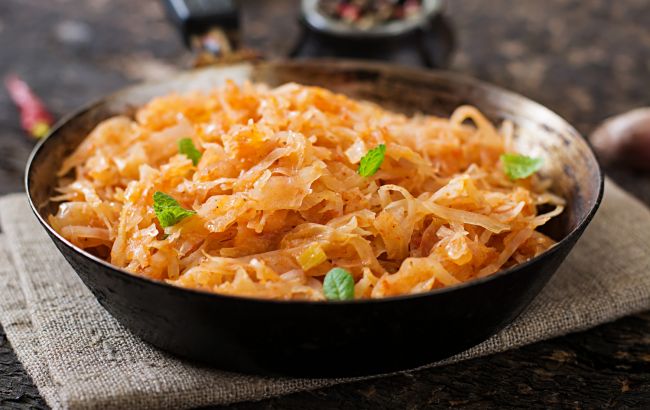 Такой тушеной капусты вы еще не готовили: рецепт сочного блюда