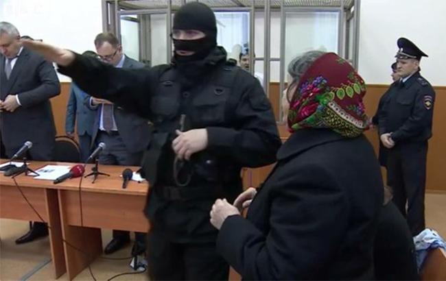 Адвокат Савченко опубликовал фото "зигующего" пристава на суде