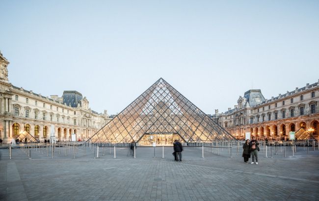 В Париже ограбили Лувр
