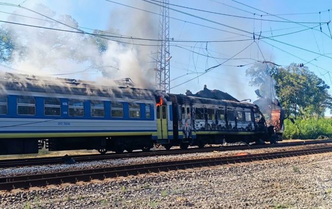 РФ вдарила "Шахедом" по потягу на Харківщині: спалахнула пожежа, є поранені