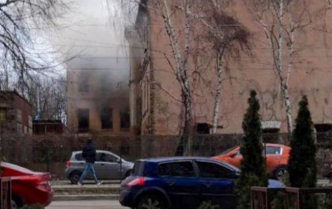 В Киеве в районе Лукьяновки в третий раз за неделю горит дом