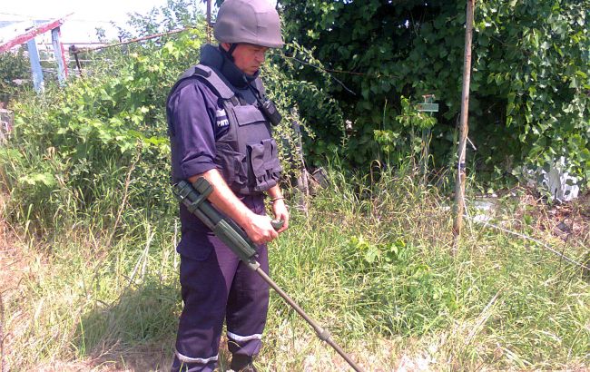 Пиротехники ГСЧС за сутки обследовали 2 гектара местности в Луганской области