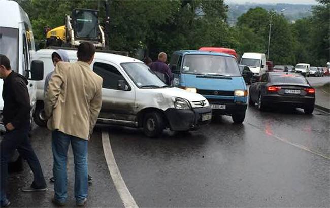 У Львові зіткнулися 7 автомобілів, є постраждалий