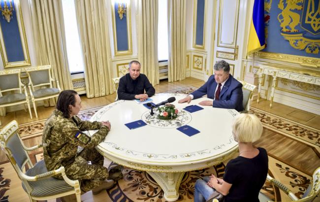 Порошенко назвал освобождение украинцев из плена боевиков одной из главных задач