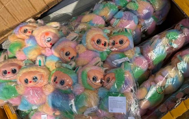 На границе Украины нашли крупную партию фальшивых популярных игрушек Лабубу (фото)
