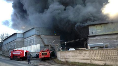 Под Днепром горит завод пластмассовых изделий