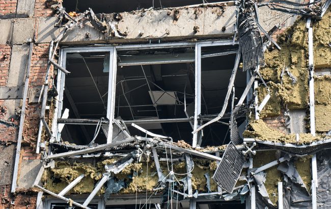 РФ вдарила по офісному центру у середмісті Дніпра, є загиблі та поранені (відео)