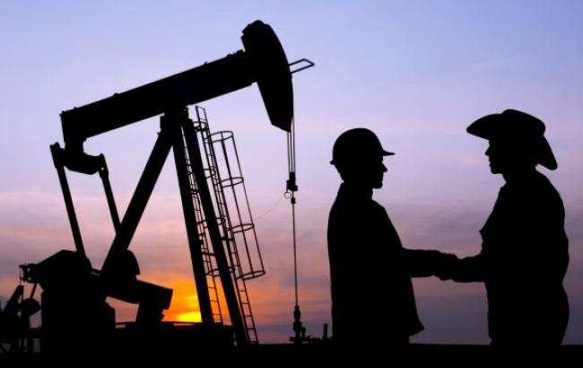 Цена барреля нефти Brent упала впервые за четыре года ниже 82 долл