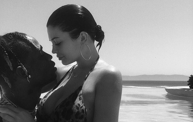 Страсти накаляются: Кайли Дженнер позирует в ярком образе и в объятиях любимого