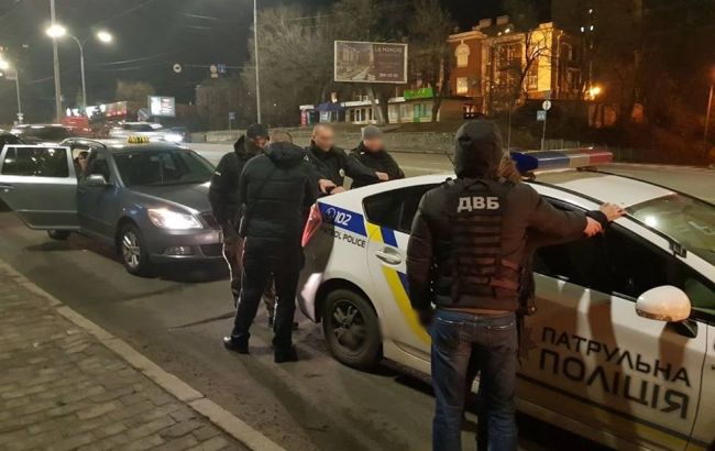 В Киеве на взятке задержали двух патрульных  