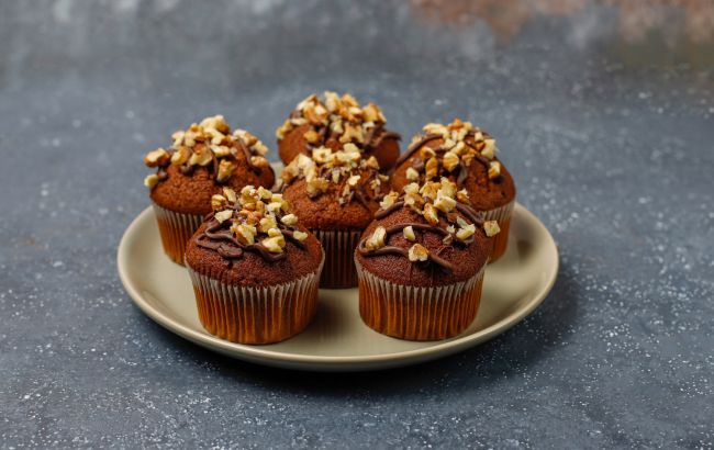 Смачні шоколадні кекси для перекусу в школі: легкий рецепт