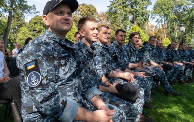 Звільнені з російського полону моряки отримали статус УБД