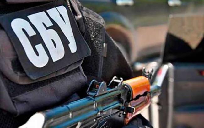 СБУ викрила злочинців, які на продаж викрадали з військових складів зброю