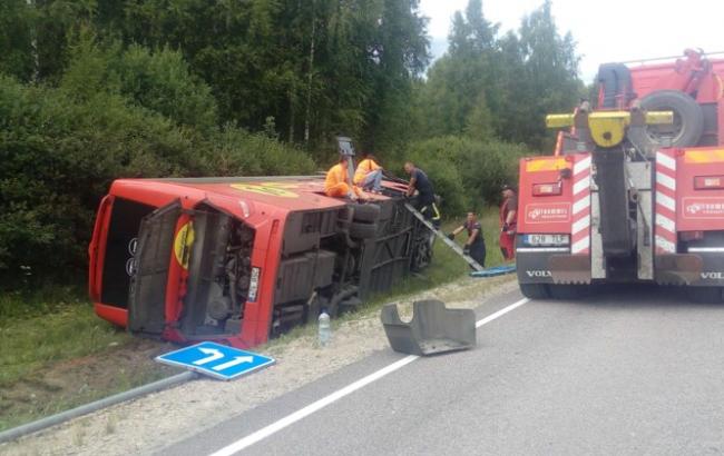 В Эстонии столкнулись автобус и автомобиль, пострадали 7 человек