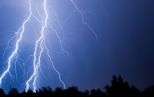 Украину снова накроет грозами: каким областям с погодой не повезет