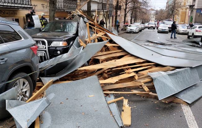 У Києві на проїжджу частину впав дах будівлі
