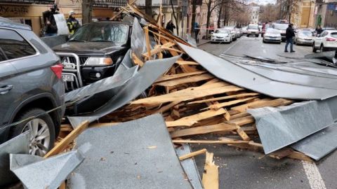 Столичные спасатели совершили 14 выездов для ликвидации последствий непогоды