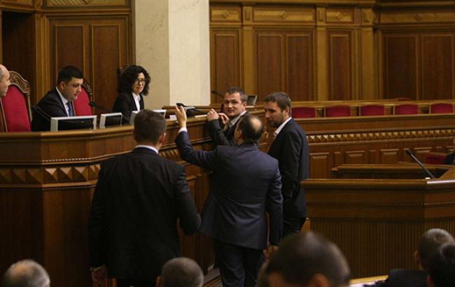 Нардепы разблокировали трибуну Рады