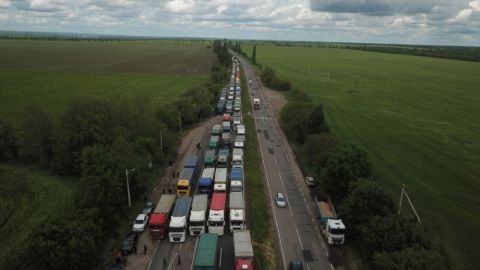 Водители сотен фур несколько часов блокируют трассу под Николаевом