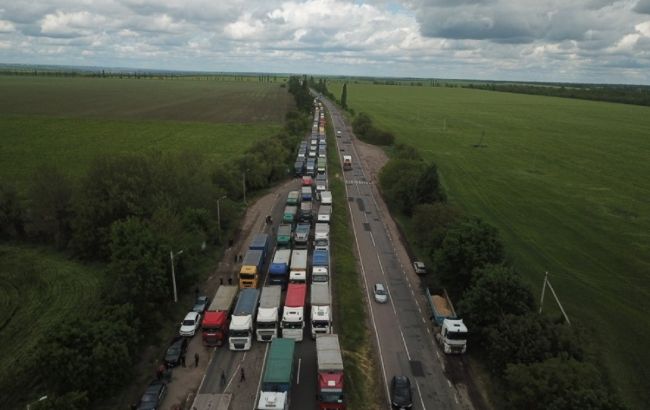 Водії сотень фур кілька годин блокують трасу під Миколаєвом