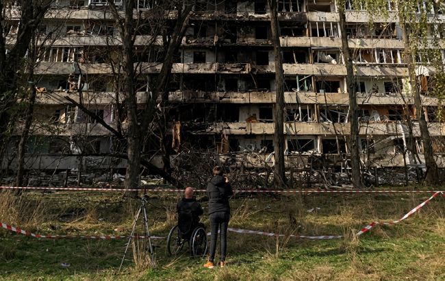 Чорні пустки замість квартир: який вигляд має будинок у Києві, в який влучила ракета