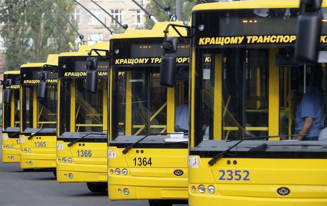 В Киеве неизвестные из пневматики обстреляли троллейбус