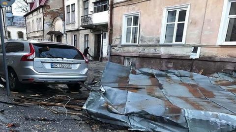 Во Львове ветер сорвал кровлю с жилого дома