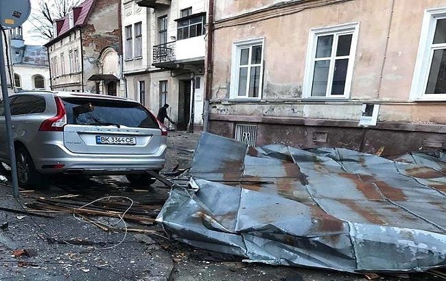 У Львові вітер зірвав покрівлю з житлового будинку