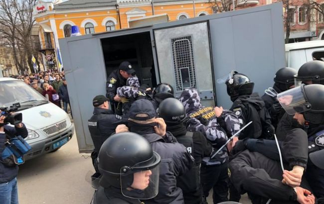 Полиция сообщила о пострадавшем в стычке перед митингом Порошенко