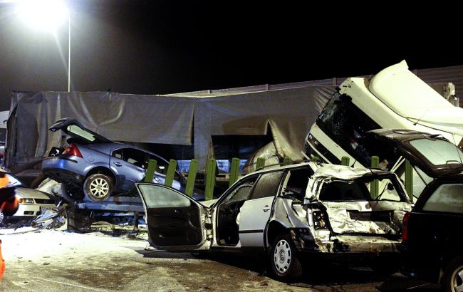 В Польше на трассе столкнулись 76 автомобилей