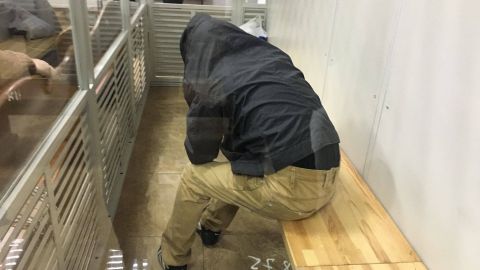 Подозреваемого в нападении на сотрудника АП арестовали