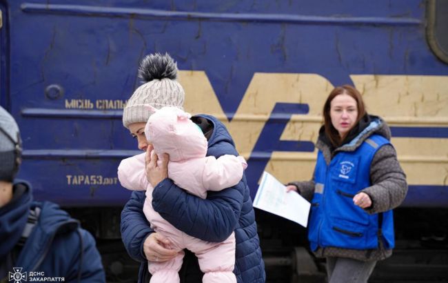 "Укрзалізниця" вывозит жителей прифронтовых регионов: куда они выезжают