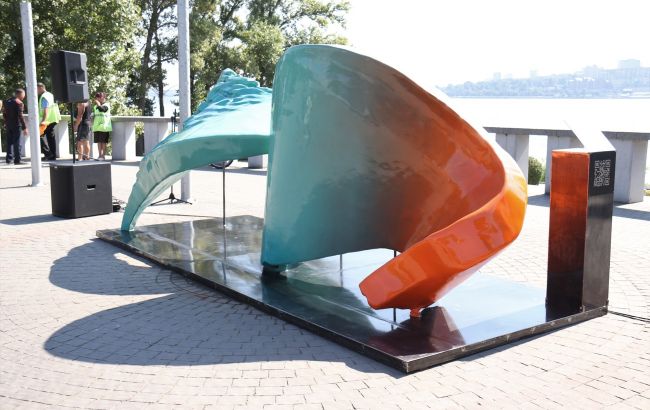 Побачити та почути, як звучить Дніпро: у місті презентували незвичну скульптуру