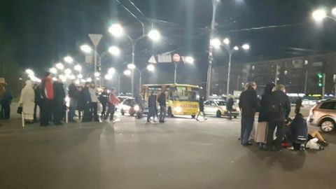 Водителя чуть не линчевали: в Киеве маршрутка сбила людей (фото, видео)