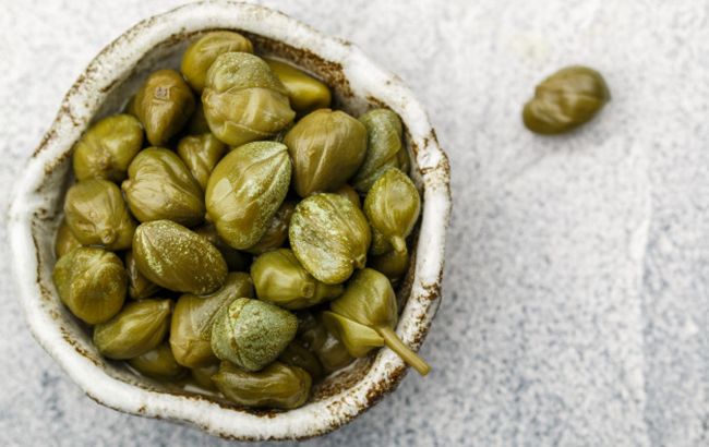 Влияют на мышление, сердцебиение и мышцы: эксперты назвали уникальные свойства каперсов