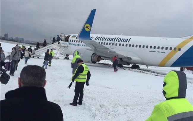 Диспетчеры назвали причины выезда самолета МАУ за пределы полосы аэропорта "Киев"
