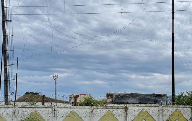 Росіяни "прикрили" нафтобазу у Феодосії антидроновими сітками, але марно (фото)