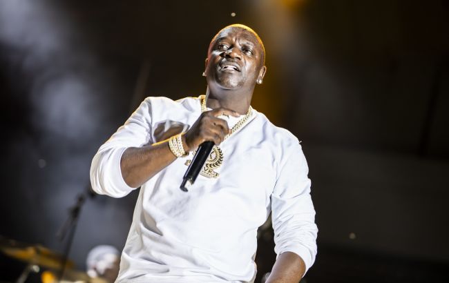 Невідомі дрони ледь не зірвали концерт американського репера Akon у Сочі (відео)